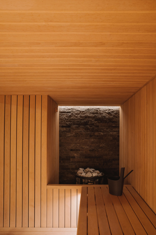 Материал за печью – талькохлорит «рваный камень». Печь – Harvia Legend.