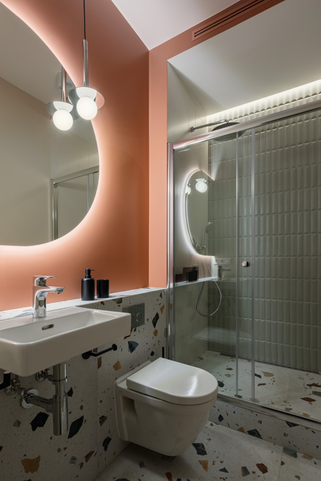 Свежая идея для дизайна: туалет среднего размера: освещение в стиле неоклассика (современная классика) с инсталляцией, зеленой плиткой, керамической плиткой, оранжевыми стенами, полом из керамогранита, подвесной раковиной и разноцветным полом - отличное фото интерьера