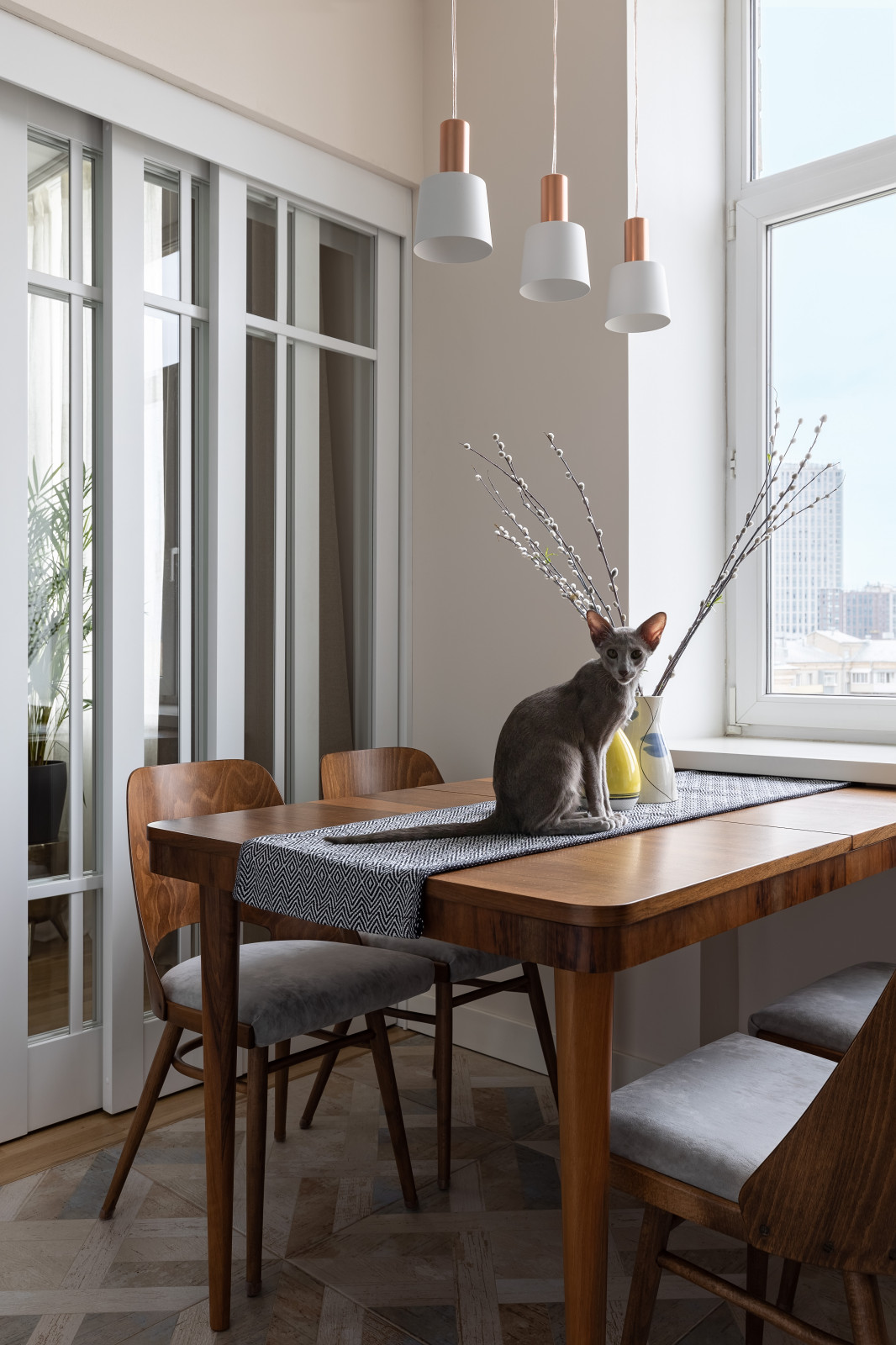 Квартира с желтым диваном