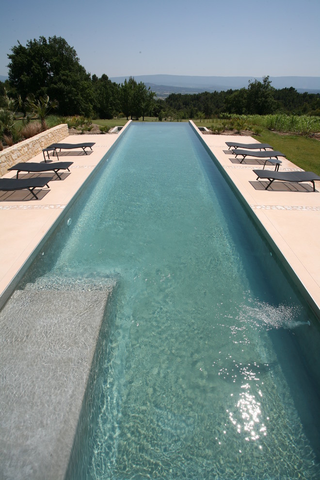 Idée de décoration pour une piscine méditerranéenne.