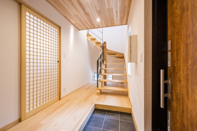 完全分離型の２所帯住宅シンプルモダンの家 japonais-escalier