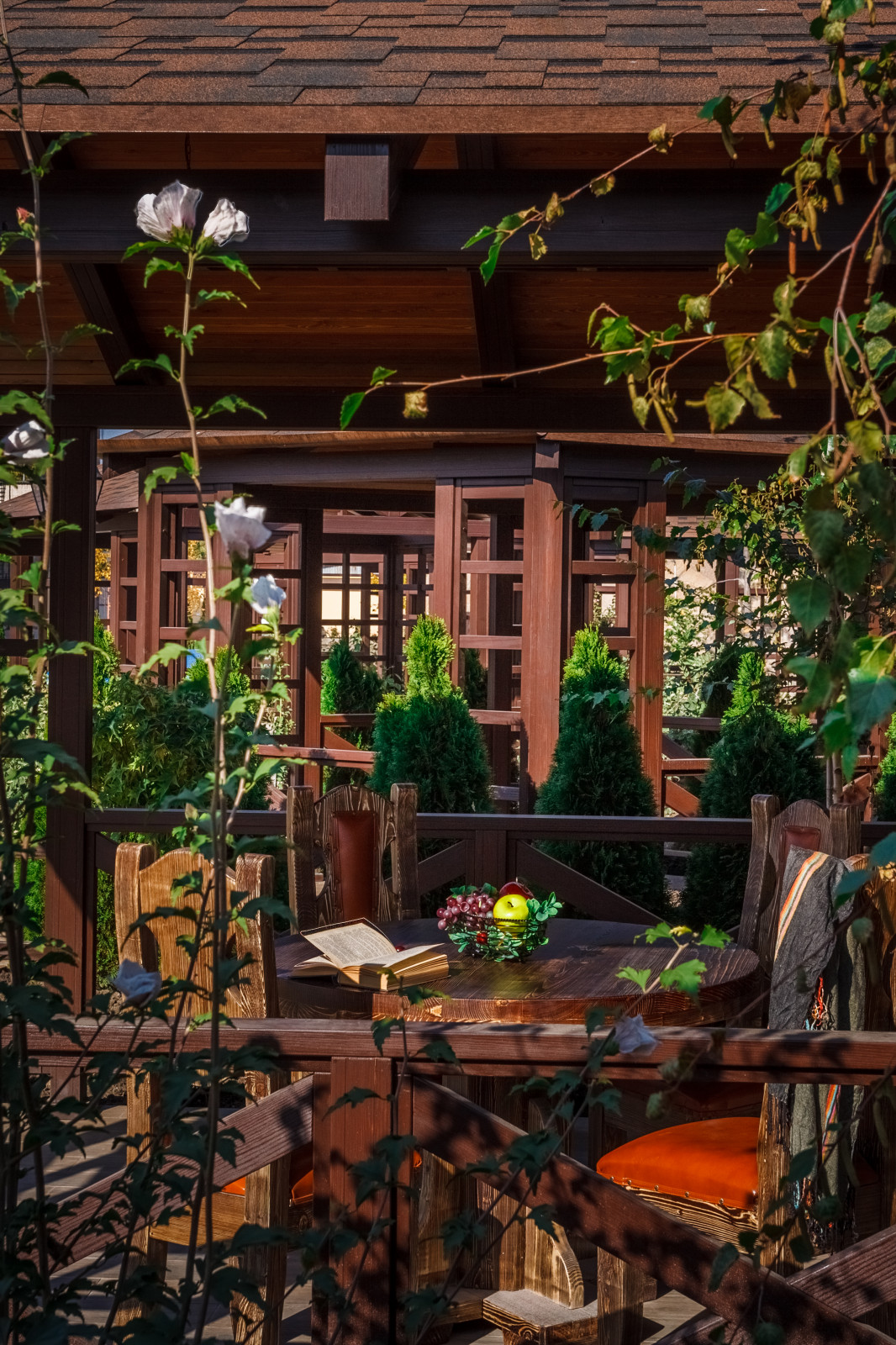 Отель "МАСК". Беседка на территории.