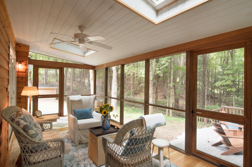 Esempio di una veranda classica di medie dimensioni con pavimento in legno massello medio, lucernario e pavimento marrone