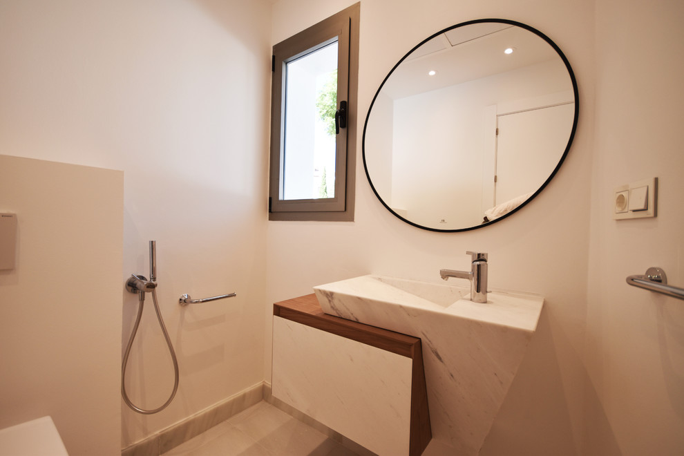 Cuarto de baño?[Modelo de cuarto de baño With ducha abierta, paredes blancas, aseo y ducha and lavabo suspendido ]:[Modelo de cuartos de baño With ducha abierta, paredes blancas, aseo y ducha and lavabo suspendido ]