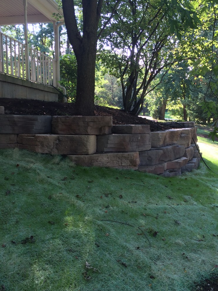Design ideas for a mid-sized transitional full sun backyard stone landscaping in Chicago for spring.