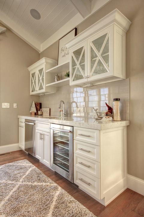 Example of a transitional home design design in Chicago