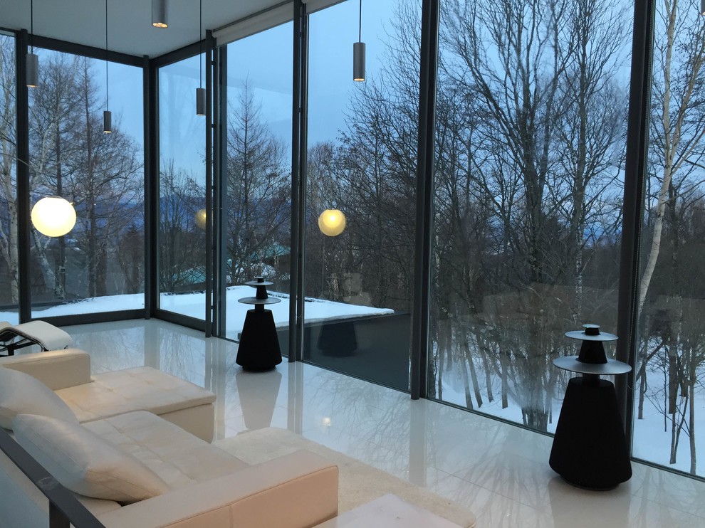 東京23区にあるモダンスタイルのおしゃれなリビングの写真