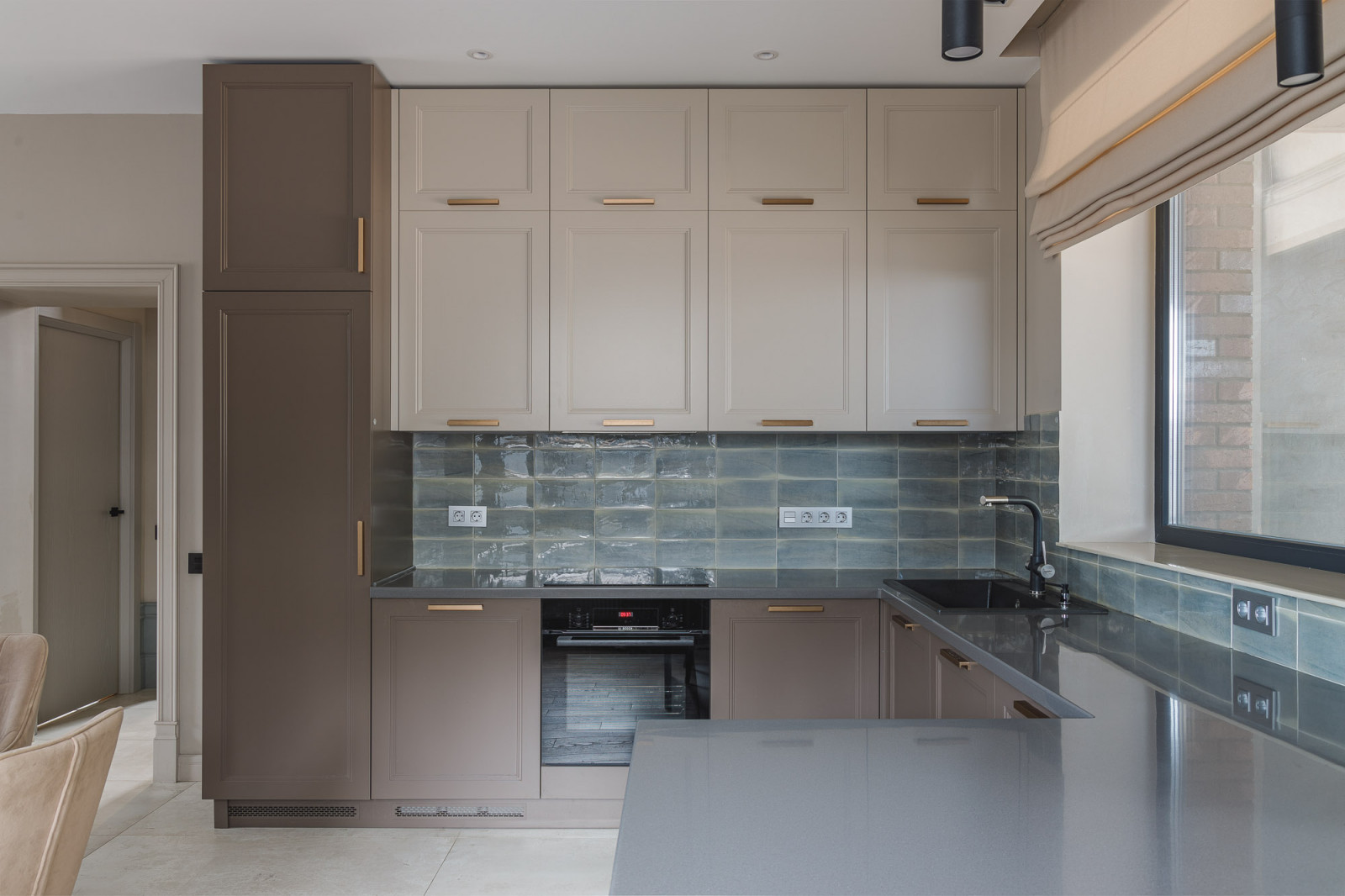 Кухня-гостиная с камином в коттедже Малая Царевщина