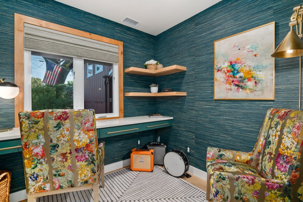 Cette photo montre un petit bureau bord de mer de type studio avec un mur vert, parquet clair, un bureau intégré et du papier peint.