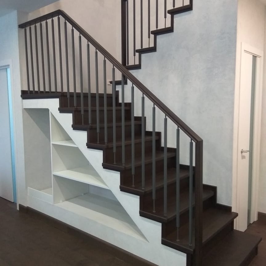 Облицовка лестницы в загородном доме