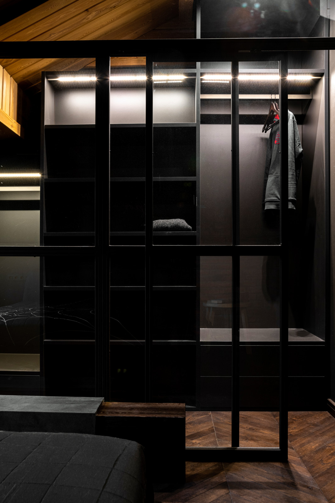 Фрагмент гардеробной на мансарде