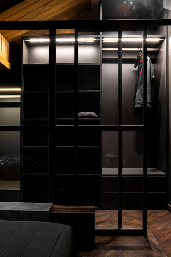 Фрагмент гардеробной на мансарде