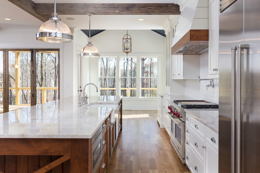 This is an example of a country kitchen in Atlanta.