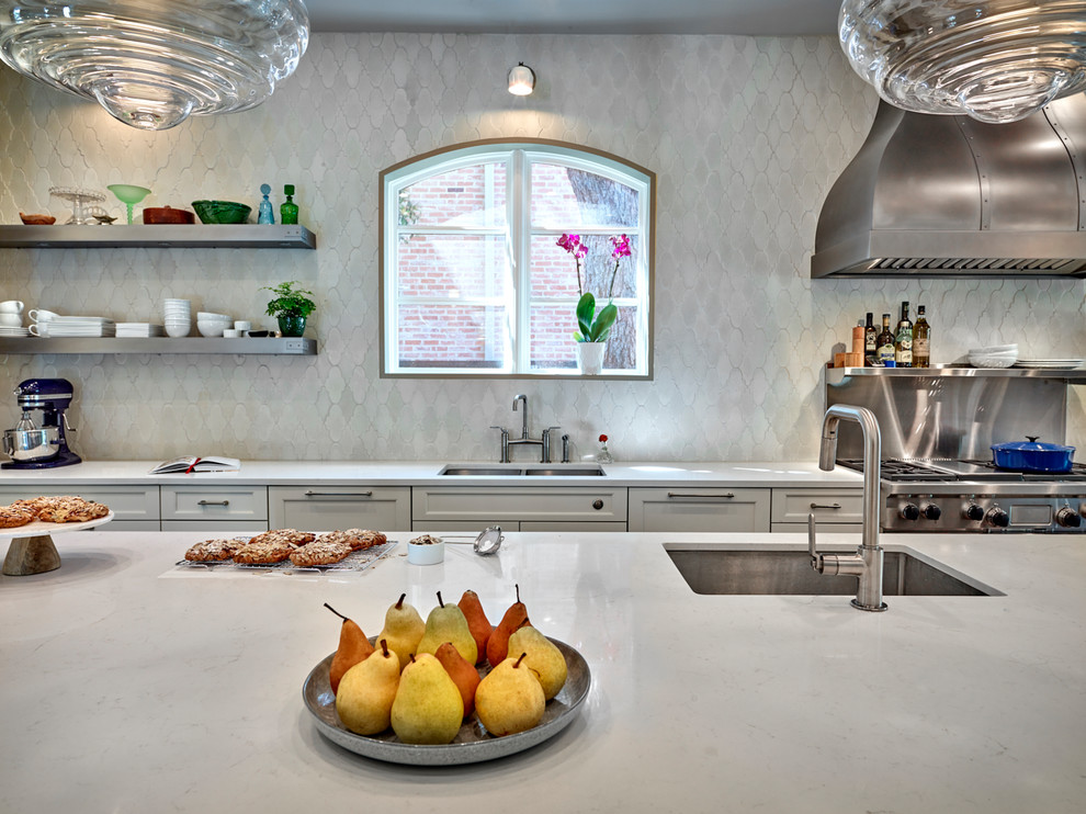 Свежая идея для дизайна: большая кухня в стиле неоклассика (современная классика) - отличное фото интерьера