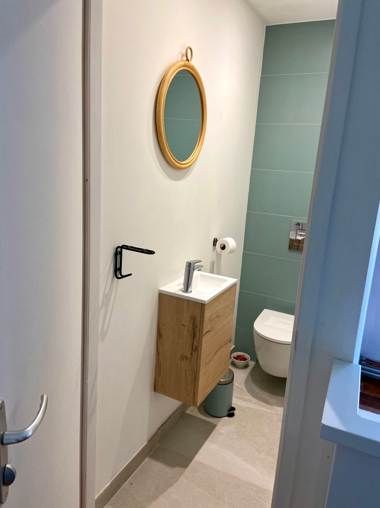 Idées déco pour WC suspendu in bois clair With un placard à porte plane, WC suspendus, un carrelage vert, des carreaux de céramique, un mur blanc, sol en béton ciré, un lavabo suspendu, un sol beige, un plan de toilette blanc and meuble-lavabo suspendu.