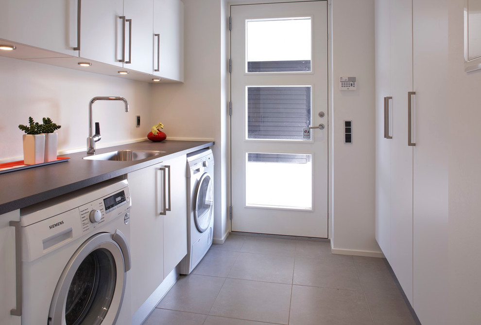 This is an example of a contemporary laundry room in Esbjerg.