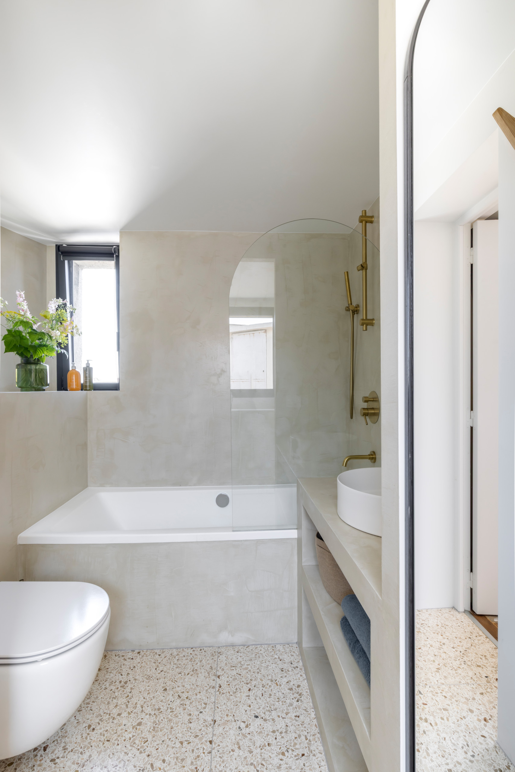 Béton ciré & terrazzo pour une salle d’eau apaisante