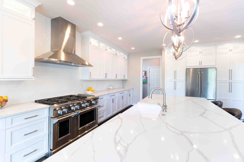 Example of a transitional kitchen design in Los Angeles