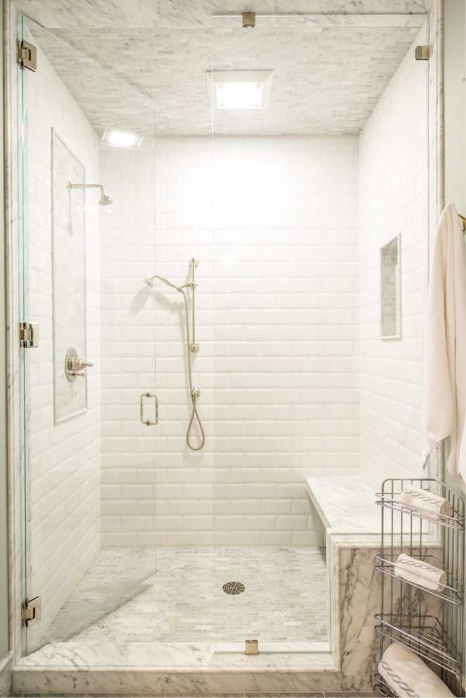 Inredning av ett klassiskt stort en-suite badrum, med luckor med infälld panel, vita skåp, ett badkar i en alkov, en dusch i en alkov, vit kakel, stenkakel, blå väggar, marmorgolv, ett undermonterad handfat och marmorbänkskiva