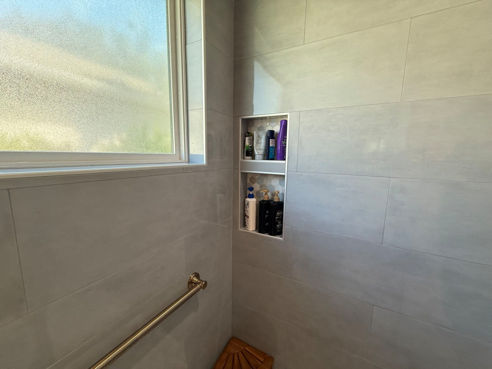 Modern Walk in Shower Retreat