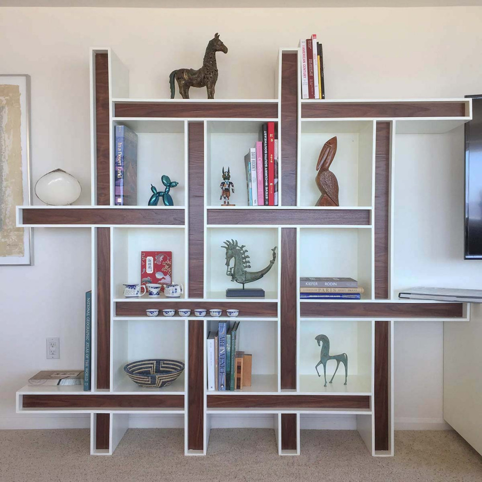 Modelo de biblioteca en casa abierta contemporánea de tamaño medio sin televisor con paredes beige y moqueta
