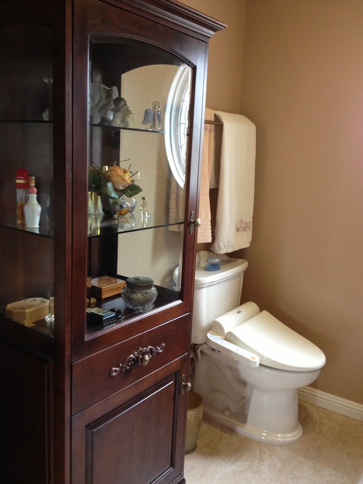 This is an example of a traditional bathroom in Los Angeles.