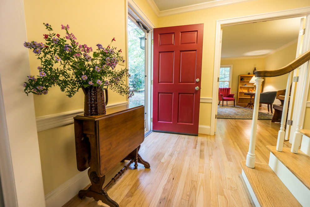 Example of a classic entryway design in Raleigh