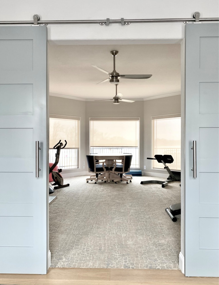 Großer Klassischer Fitnessraum mit grauer Wandfarbe, Teppichboden und grauem Boden in Dallas