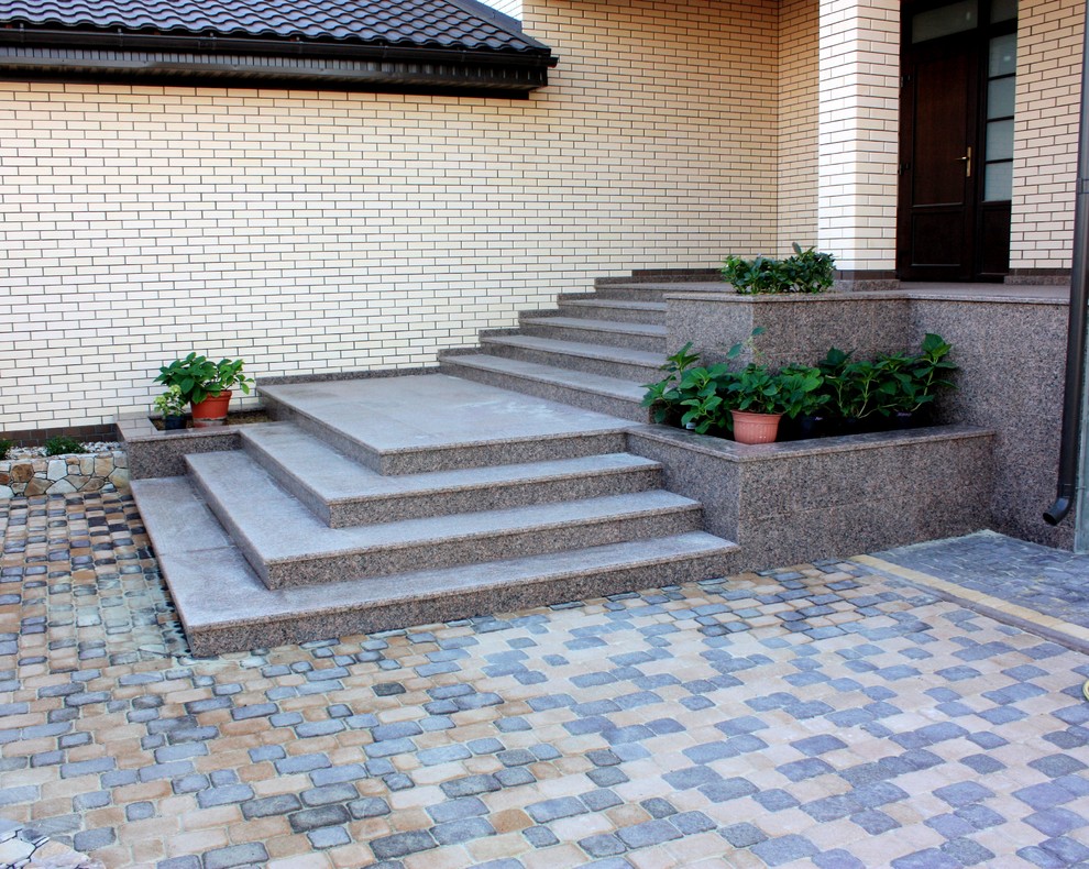 Парадная входная группа из гранита Цветок Украины