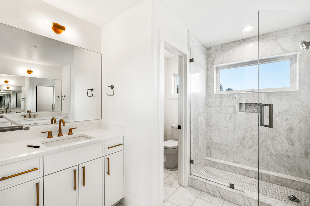 Diseño de cuarto de baño doble y a medida contemporáneo de tamaño medio con armarios con paneles lisos, bañera exenta, ducha empotrada, sanitario de dos piezas, lavabo bajoencimera, suelo beige y encimeras blancas