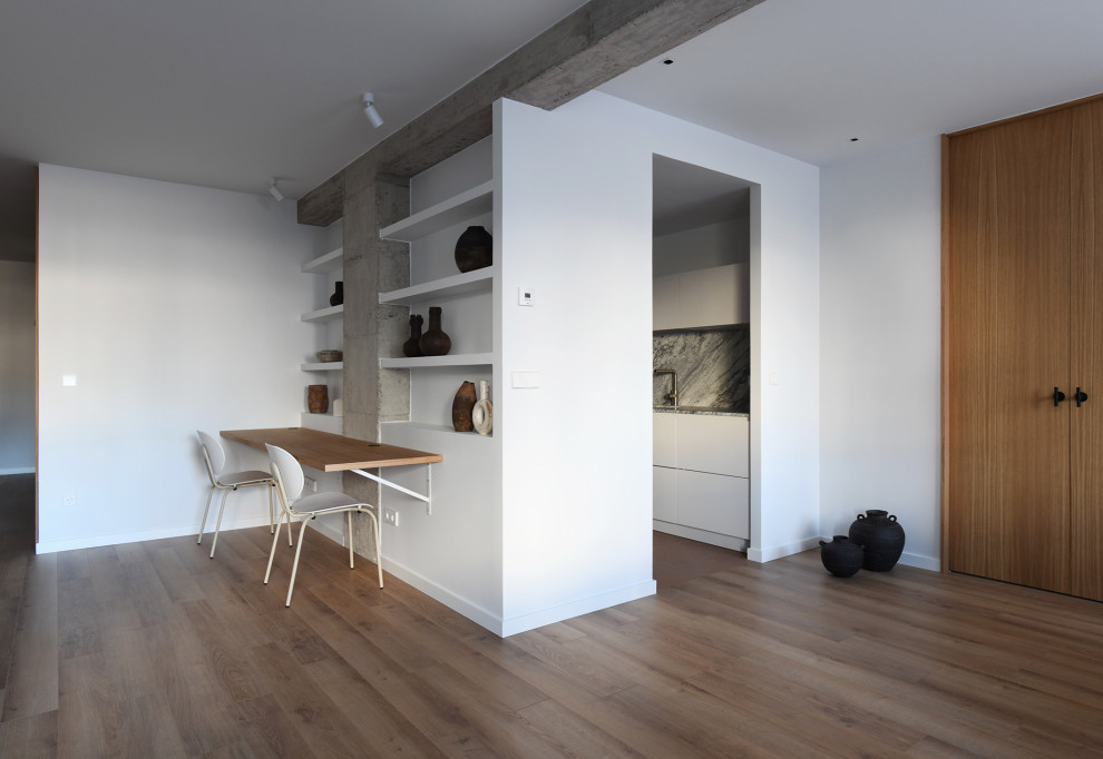 Modelo de despacho escandinavo de tamaño medio con suelo laminado, escritorio independiente y suelo marrón