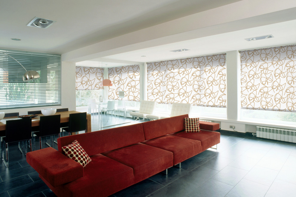 Свежая идея для дизайна: открытая гостиная комната среднего размера в стиле модернизм с белыми стенами, полом из сланца, черным полом и кессонным потолком без камина, телевизора - отличное фото интерьера