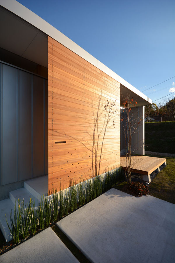 Inspiration pour un petit porche d'entrée de maison avec jupe de finition et des pavés en béton.