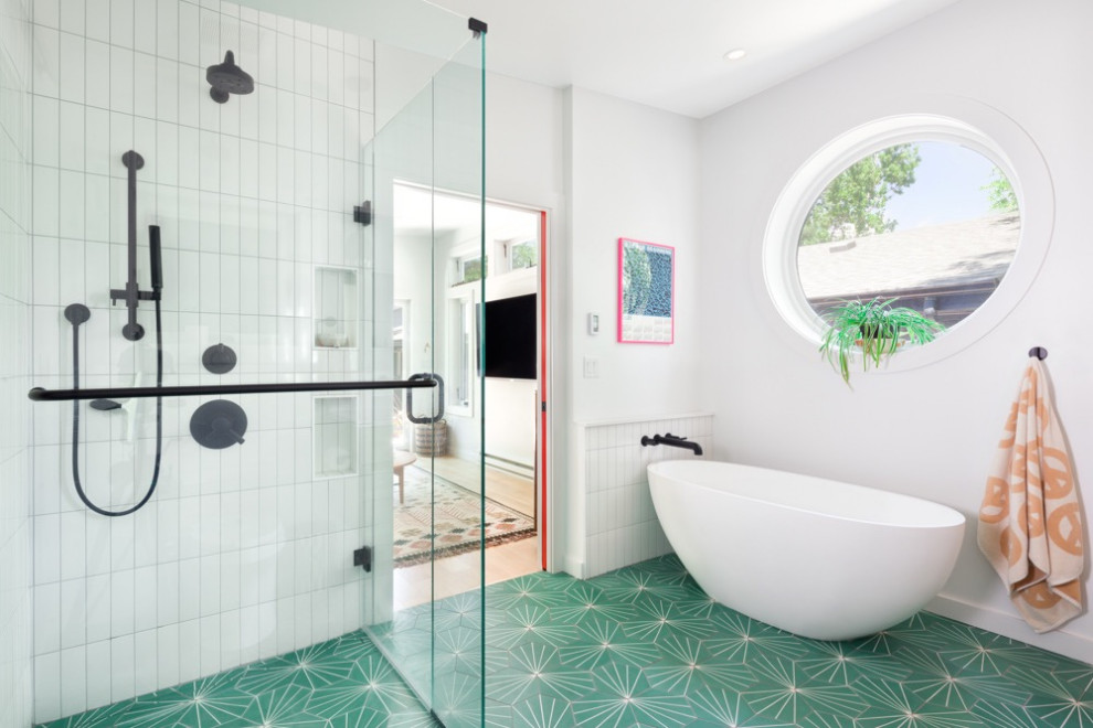 Immagine di una stanza da bagno eclettica con vasca freestanding, pavimento in cementine, pavimento verde, porta doccia a battente, due lavabi e mobile bagno sospeso