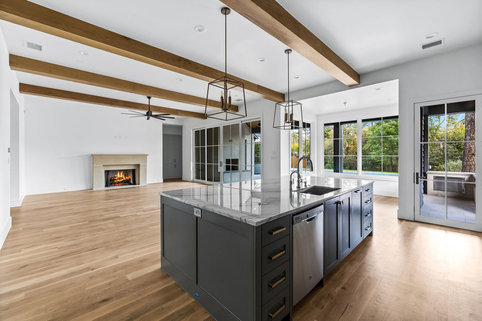 Transitional kitchen photo in Dallas