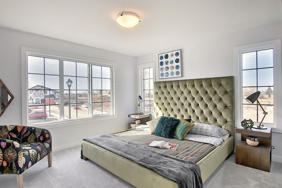 Uriges Hauptschlafzimmer mit weißer Wandfarbe, Teppichboden und grauem Boden in Calgary
