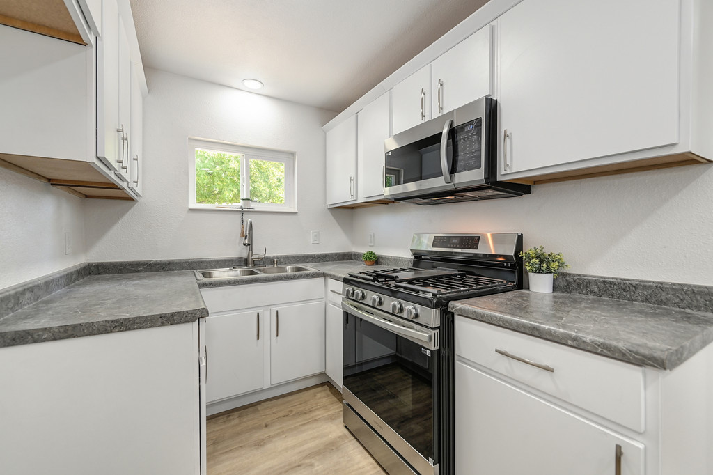 Example of a classic ADU kitchen design in Folsom
