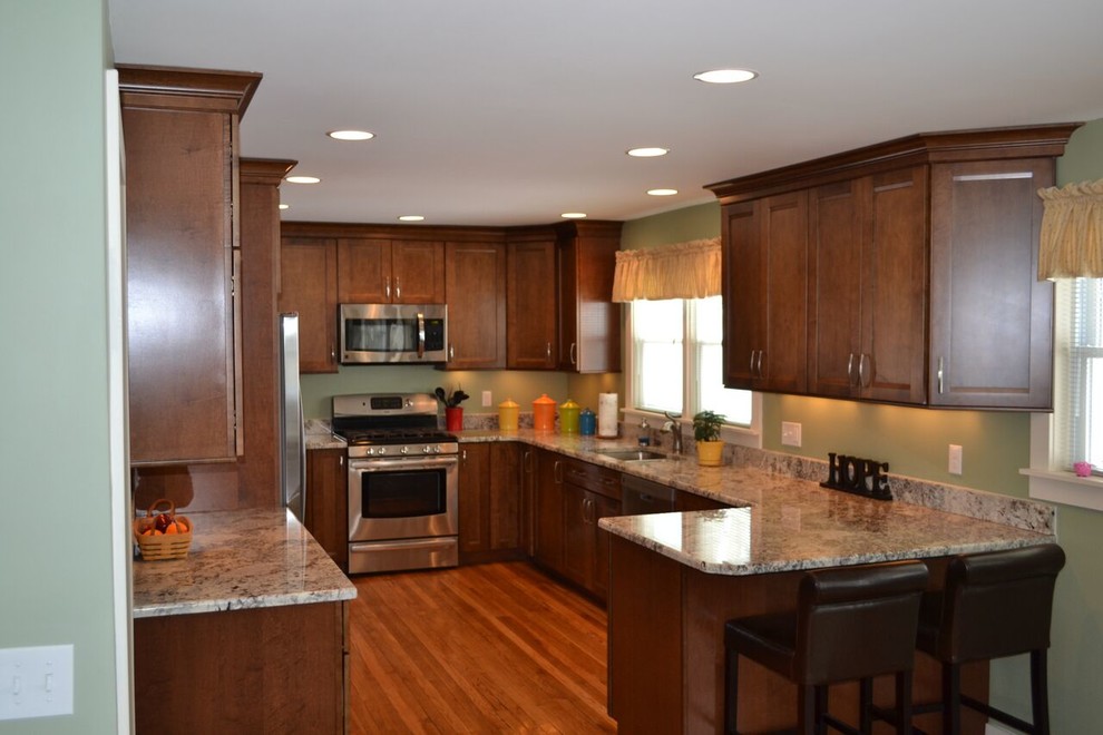 Kitchen - transitional kitchen idea