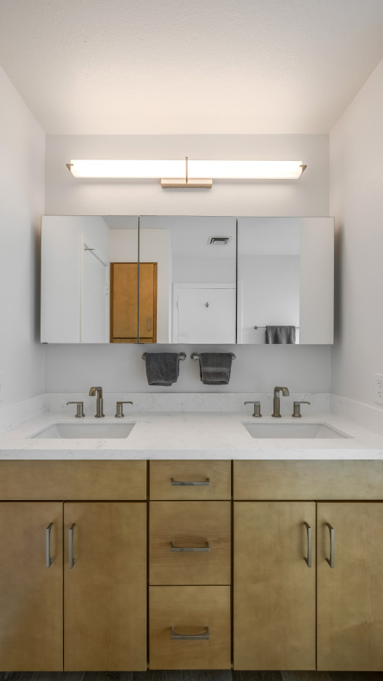 Großes Modernes Badezimmer En Suite mit flächenbündigen Schrankfronten, hellen Holzschränken, grauer Wandfarbe, Unterbauwaschbecken, Quarzwerkstein-Waschtisch, weißer Waschtischplatte, Doppelwaschbecken und eingebautem Waschtisch in Phoenix