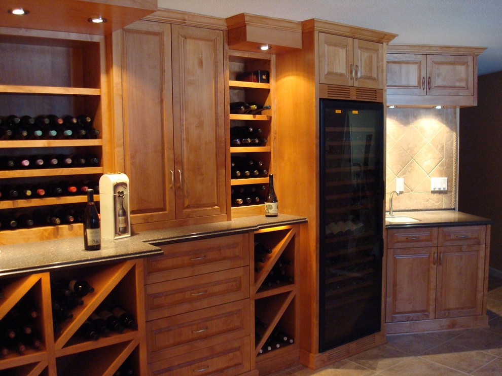 Design ideas for a traditional wine cellar in Chicago.
