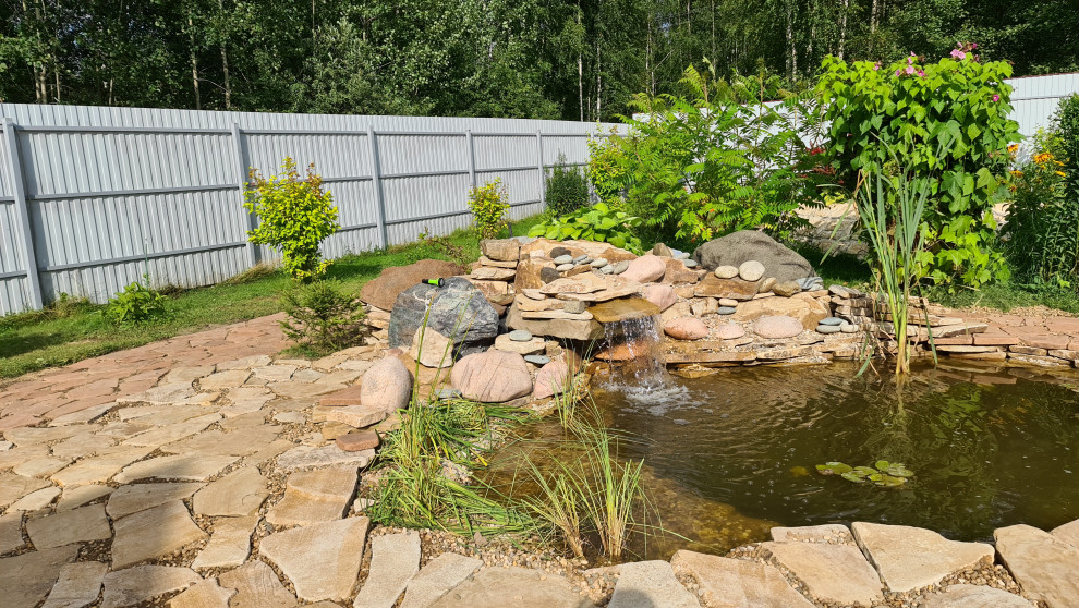 Пруд и дорожки