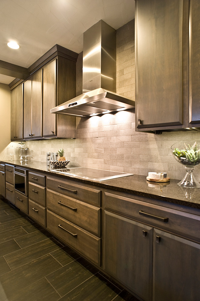 Foto di una cucina abitabile contemporanea con ante lisce e ante in legno bruno