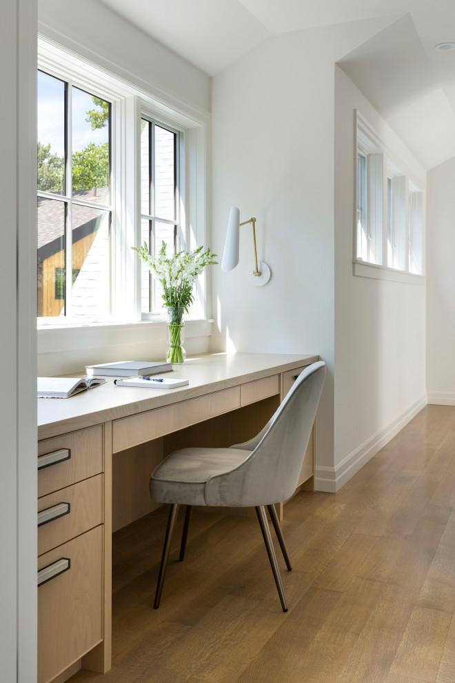 Ejemplo de despacho abovedado tradicional renovado de tamaño medio con paredes beige y suelo de madera clara