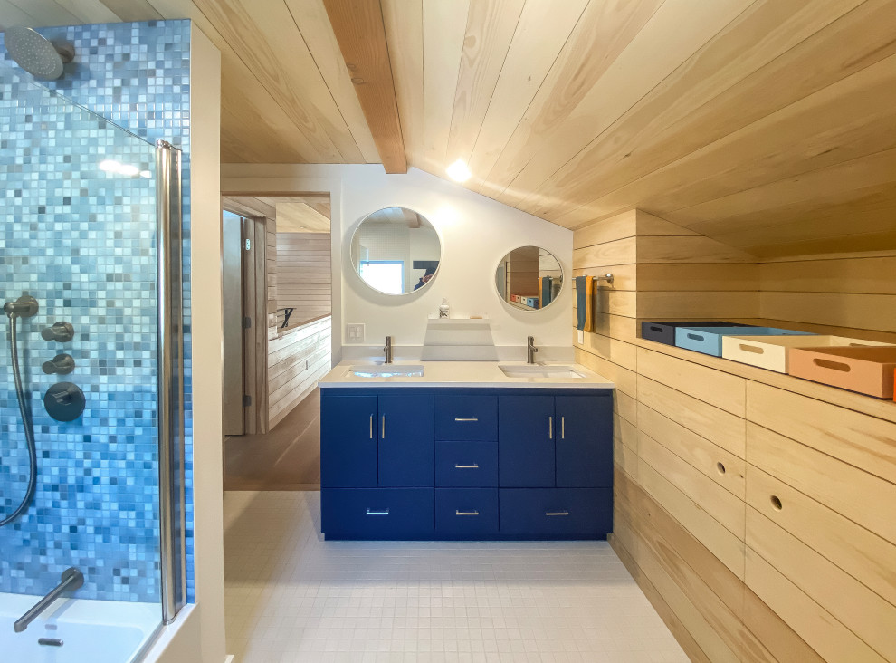 Идея дизайна: ванная комната среднего размера в стиле рустика с плоскими фасадами, синими фасадами, ванной в нише, душем над ванной, унитазом-моноблоком, синей плиткой, керамической плиткой, белыми стенами, полом из керамической плитки, врезной раковиной, столешницей из искусственного кварца, белым полом, душем с распашными дверями, белой столешницей, нишей, тумбой под две раковины, напольной тумбой, деревянным потолком и стенами из вагонки