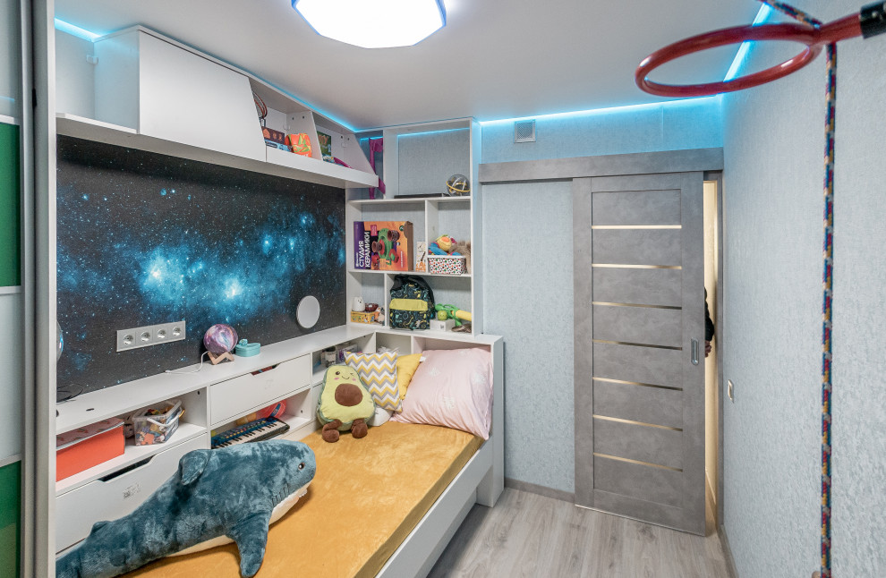 Esempio di una cameretta per bambini da 4 a 10 anni di medie dimensioni con pareti grigie, pavimento in laminato, pavimento grigio e carta da parati