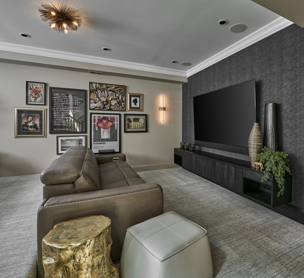 Ejemplo de cine en casa abierto retro grande con paredes negras, moqueta, televisor colgado en la pared y suelo gris