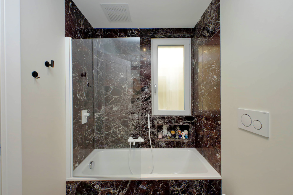 Источник вдохновения для домашнего уюта: маленькая главная ванная комната с плоскими фасадами, черными фасадами, накладной ванной, душем над ванной, раздельным унитазом, белой плиткой, керамогранитной плиткой, белыми стенами, мраморным полом, монолитной раковиной, столешницей из искусственного камня, красным полом, душем с распашными дверями, белой столешницей, тумбой под одну раковину и встроенной тумбой для на участке и в саду