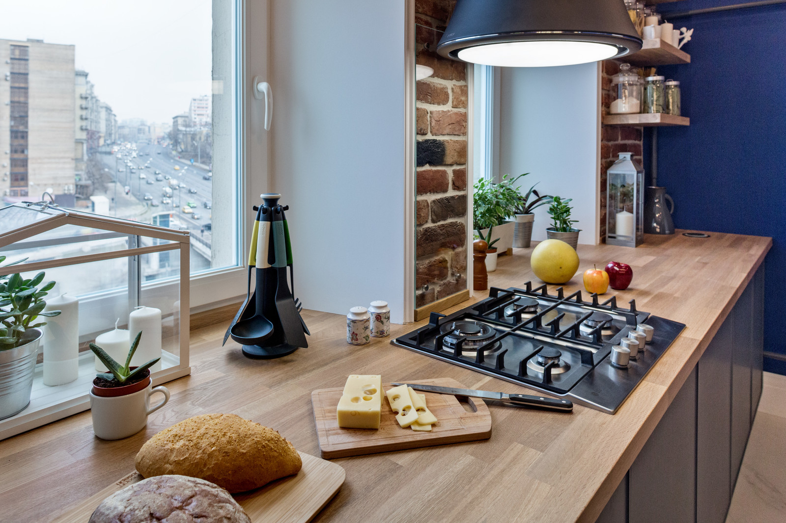 Кухня с видом на Садовое кольцо.