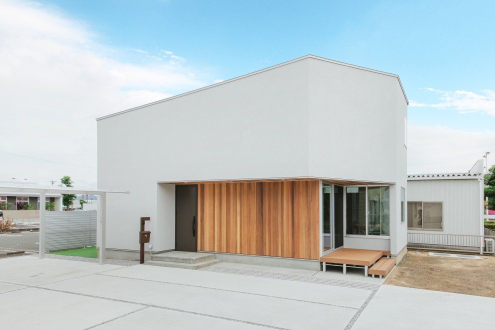 Стильный дизайн: серый, двухэтажный частный загородный дом в стиле кантри с односкатной крышей, металлической крышей и серой крышей - последний тренд