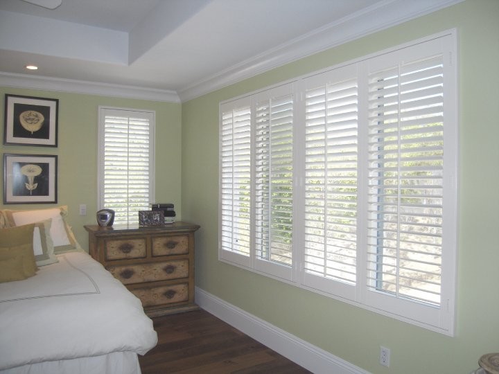 Example of a transitional home design design in Orange County